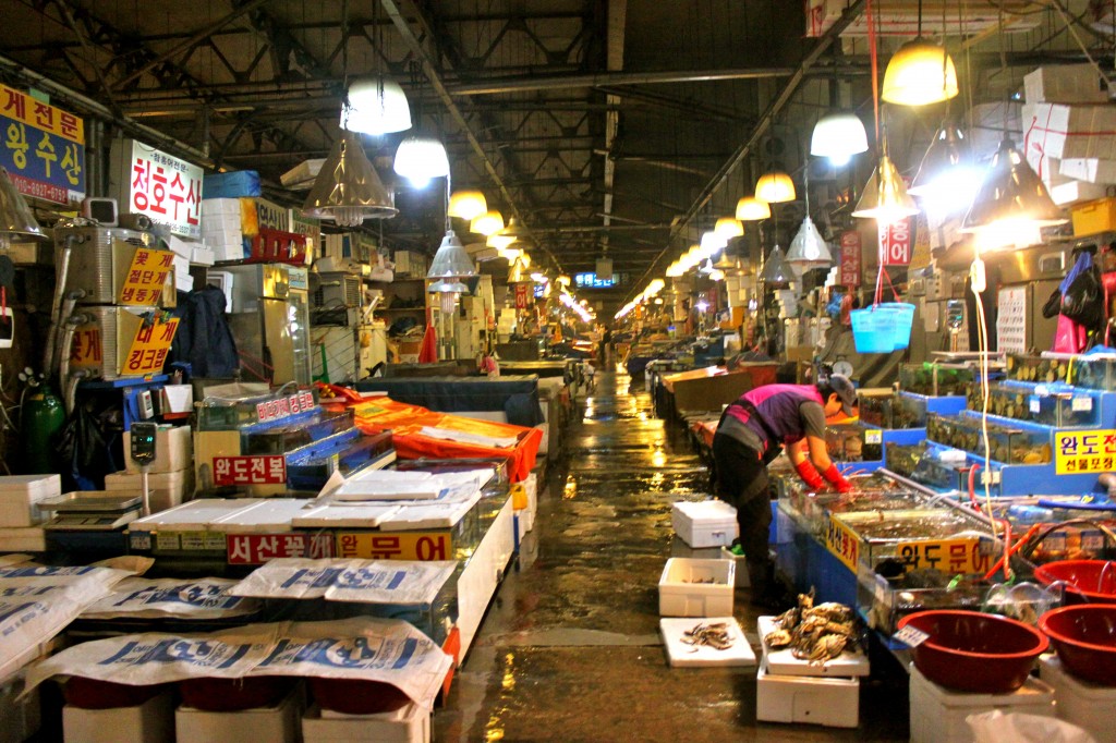 Lively night at the Noryangjin Fisheries Wholesale Market